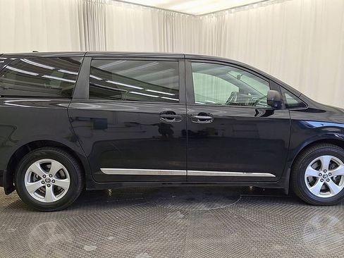 Used 2020 Toyota Sienna L FWD image 4