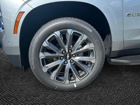 New 2025 Chevrolet Suburban High Country AWD/4WD image 10