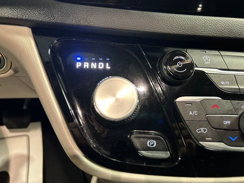 Used 2024 Chrysler Voyager LX image 20