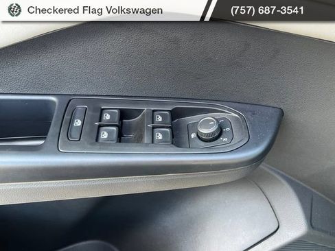 Used 2025 Volkswagen Taos SE FWD image 15