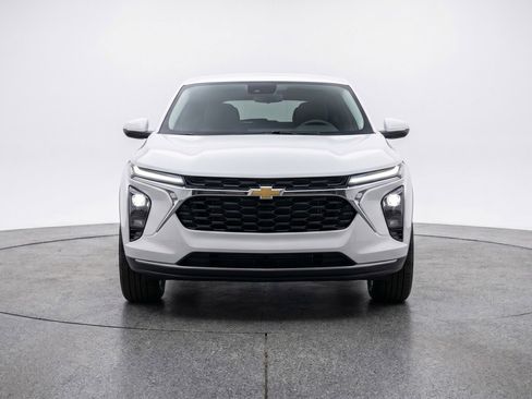 Used 2025 Chevrolet Blazer LT FWD image 2