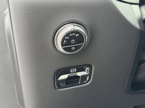 Used 2025 Mercedes-Benz GLC 300 4MATIC image 18