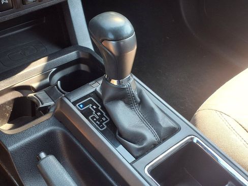 Used 2017 Toyota Tacoma TRD Sport AWD/4WD image 13