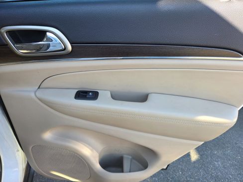 Used 2014 Jeep Grand Cherokee Limited w/ Luxury Group II image 12