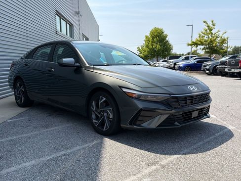 Used 2025 Hyundai Elantra SEL w/ Cargo Package FWD image 5
