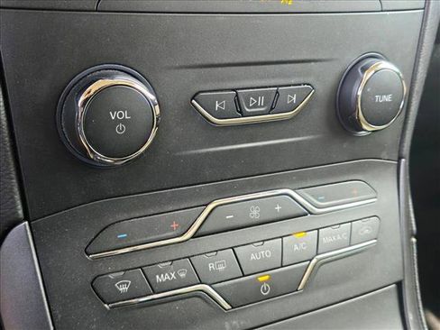 Used 2020 Ford Edge SE image 17