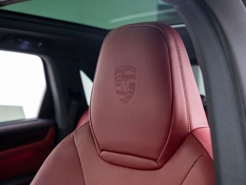 Certified 2023 Porsche Cayenne AWD/4WD image 16