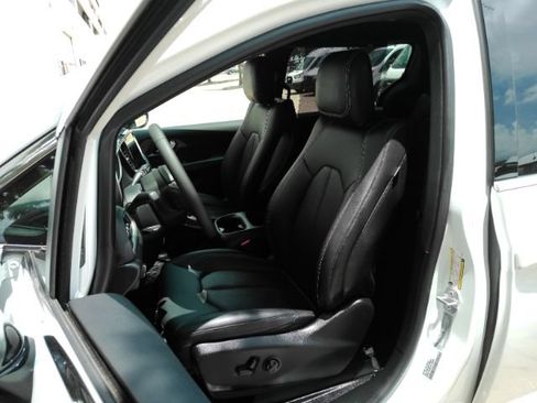 Used 2026 Chrysler Pacifica Select FWD image 14