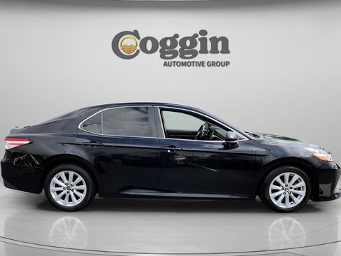Used 2020 Toyota Camry LE image 6