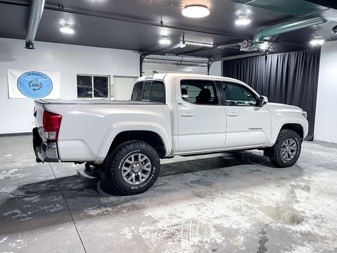 Used 2017 Toyota Tacoma TRD Off-Road image 8