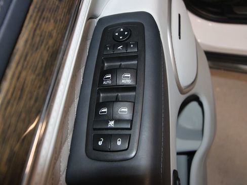 Used 2018 Jeep Grand Cherokee Summit AWD/4WD image 6