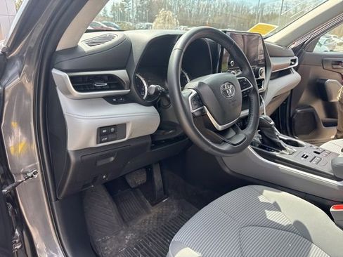 Used 2023 Toyota Highlander LE AWD/4WD image 24