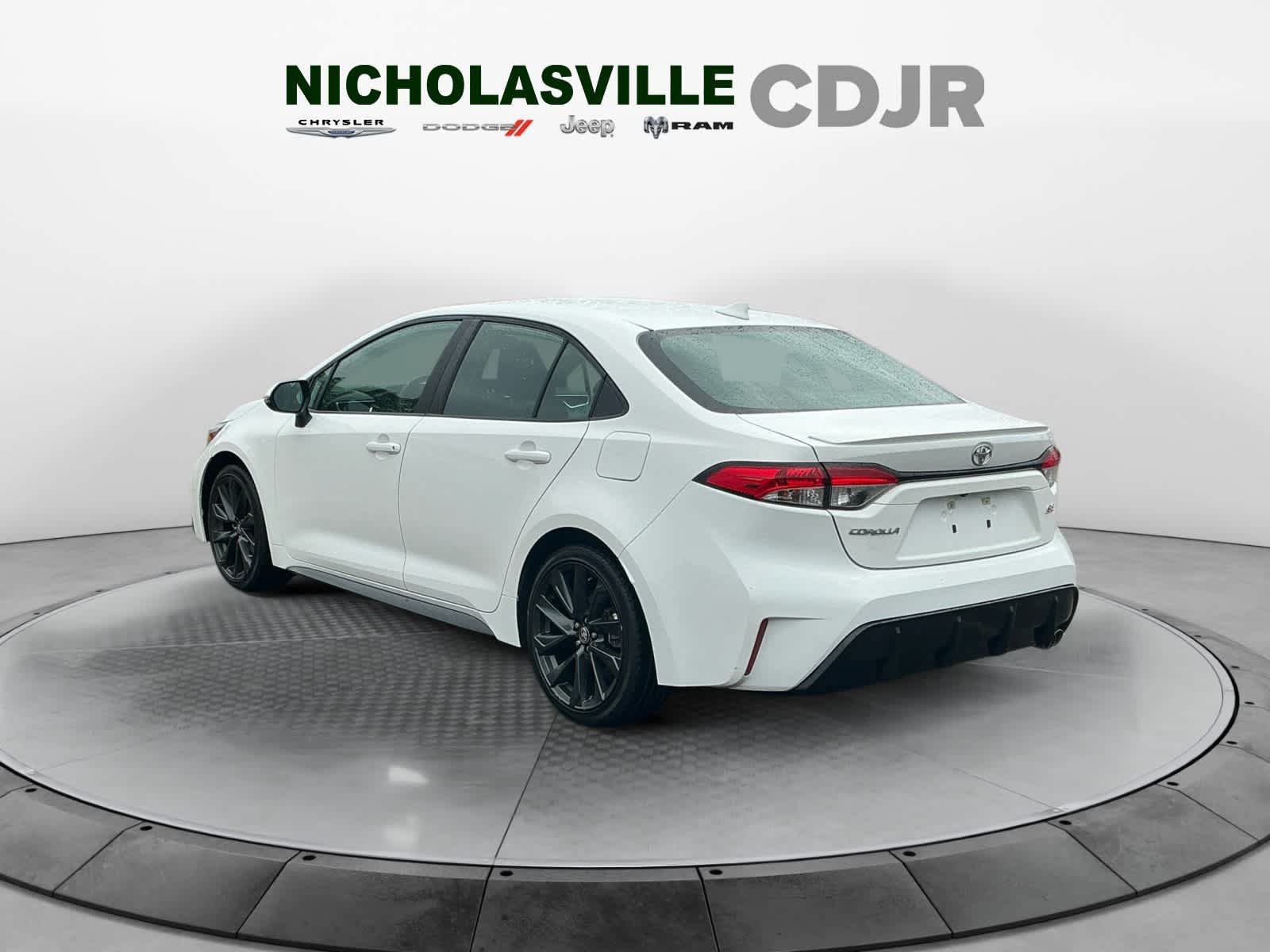 Used 2024 Toyota Corolla SE FWD image 3