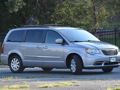 Used 2015 Chrysler Town & Country Touring FWD image 4