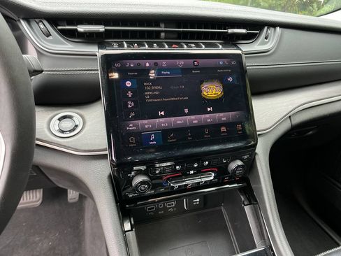 Used 2023 Jeep Grand Cherokee Limited w/ Luxury Tech Group II AWD/4WD image 35