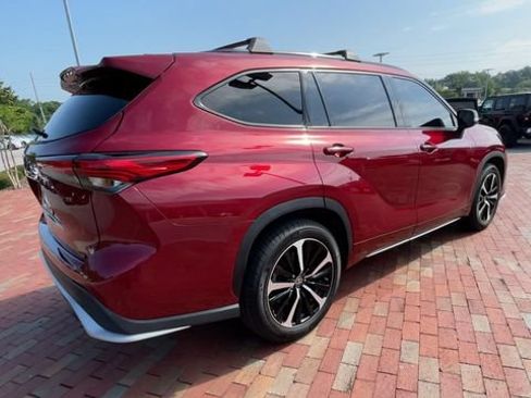 Used 2022 Toyota Highlander XSE FWD image 9