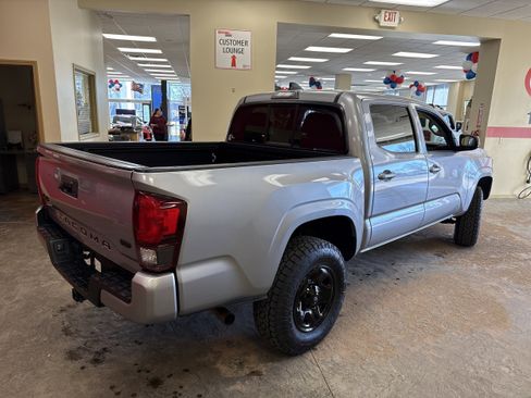 Used 2020 Toyota Tacoma SR image 12