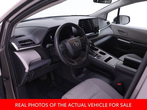 Used 2023 Toyota Sienna LE image 3