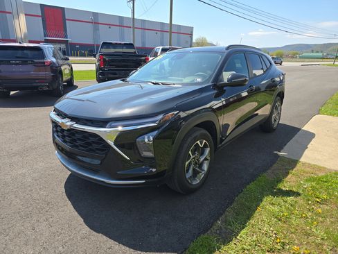 Used 2026 Chevrolet Trax LT w/ Sunroof Package FWD image 8