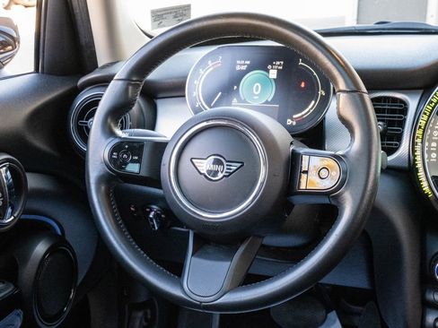 Used 2022 MINI Cooper 4-Door Hardtop image 25