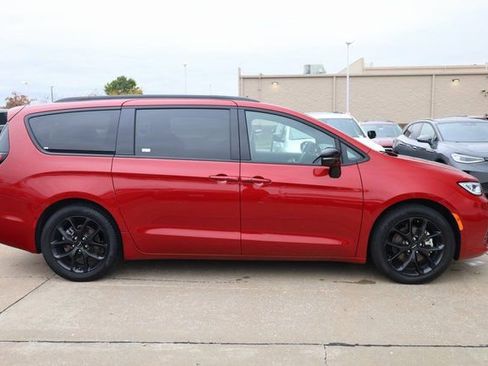 Used 2025 Chrysler Pacifica Limited image 4