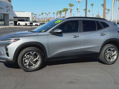 Used 2025 Chevrolet Trax LT w/ Driver Confidence Package FWD image 6
