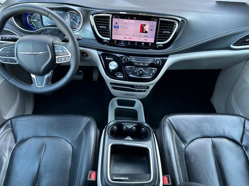 Used 2022 Chrysler Pacifica Touring-L image 13
