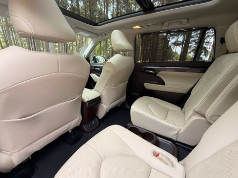 Used 2020 Toyota Highlander Platinum AWD/4WD image 15