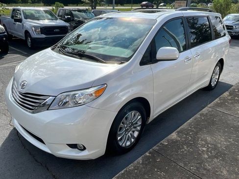 Used 2015 Toyota Sienna XLE image 3