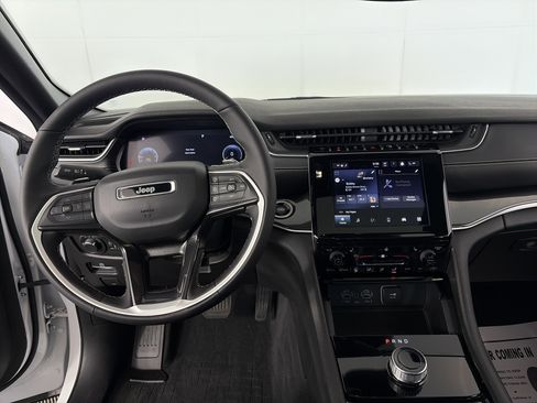 Used 2023 Jeep Grand Cherokee L Laredo image 3