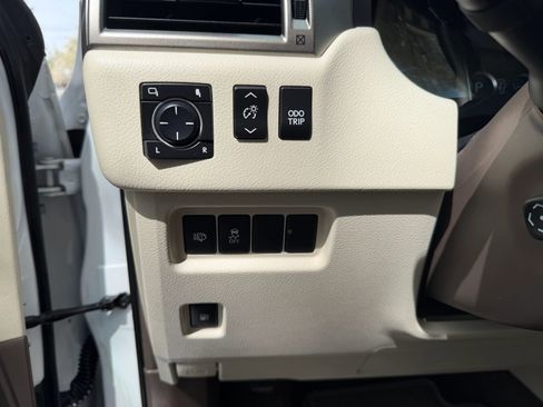 Used 2016 Lexus GX 460 w/ Premium Package AWD/4WD image 17