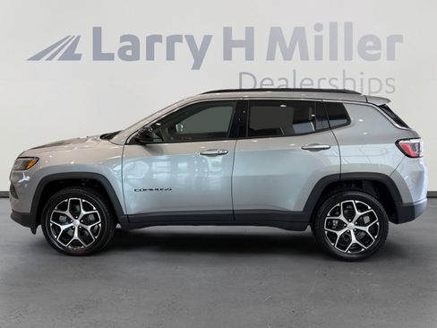 Used 2024 Jeep Compass Latitude AWD/4WD image 2