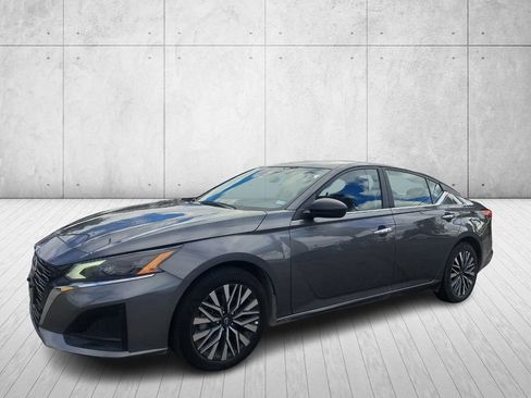 Used 2025 Nissan Altima 2.5 SV image 1