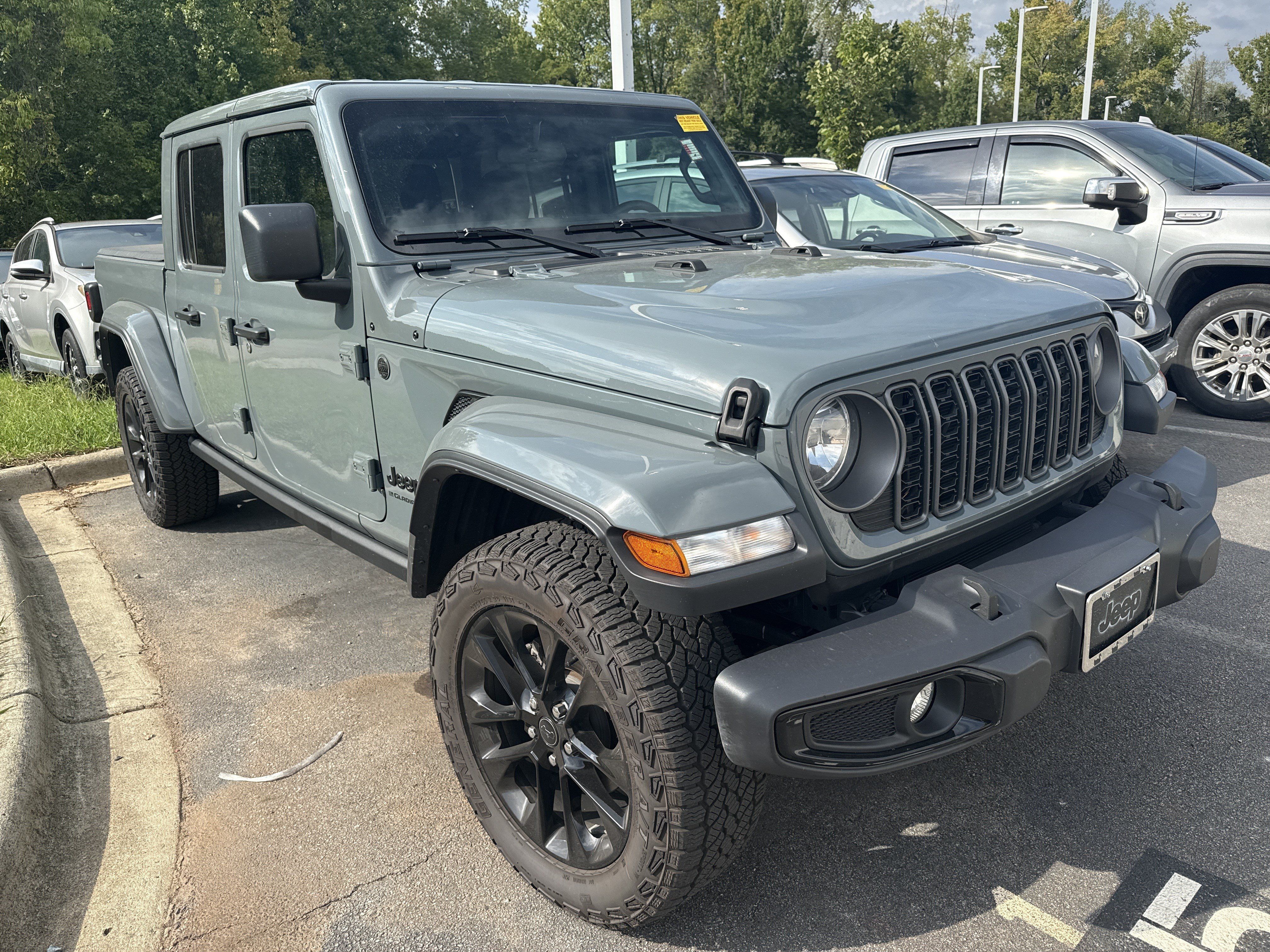 Used 2025 Jeep Gladiator Sport AWD/4WD image 2