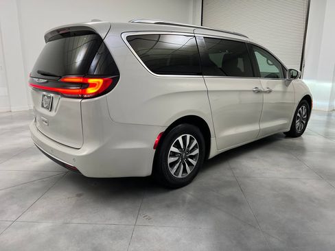 Used 2021 Chrysler Pacifica Touring-L FWD image 9