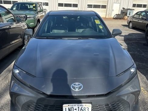 Used 2025 Toyota Camry SE image 2