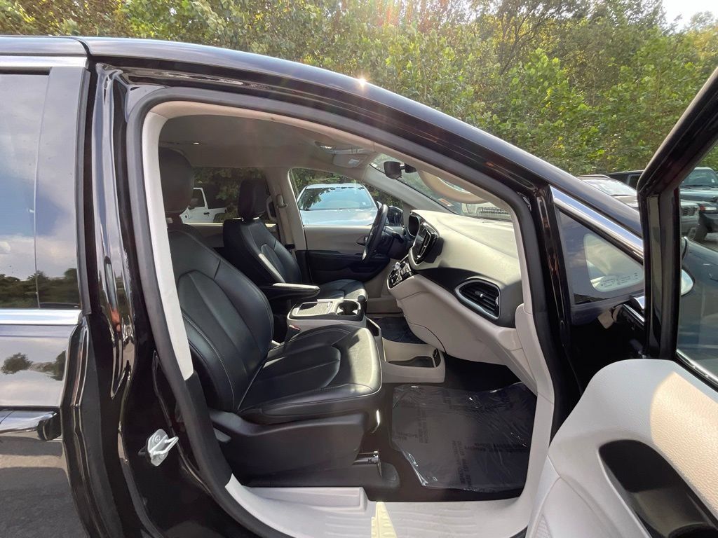 Used 2024 Chrysler Pacifica Touring-L FWD image 22