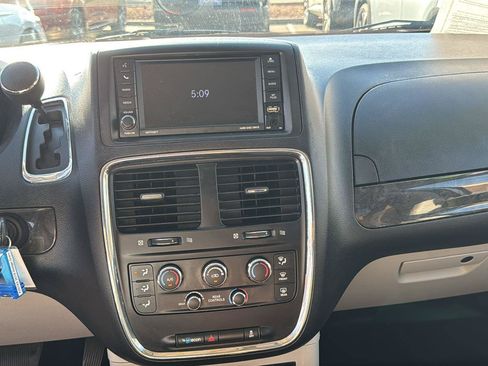 Used 2019 Dodge Grand Caravan SE FWD image 14