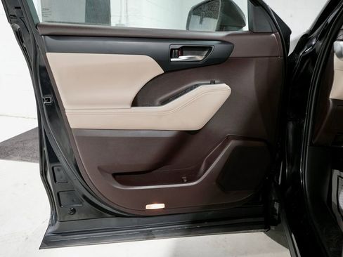 Used 2021 Toyota Highlander XLE image 13