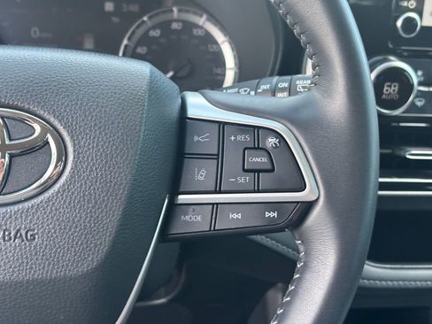 Used 2025 Toyota Highlander LE FWD image 14