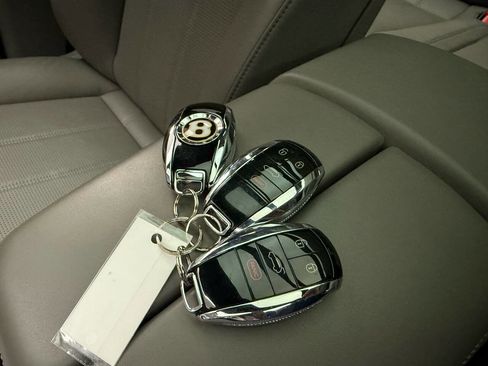 Used 2019 Bentley Bentayga image 17