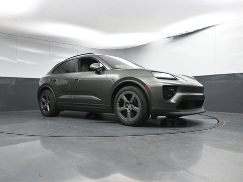Certified 2025 Porsche Macan 4 Electric image 32