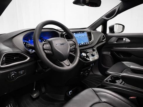 Used 2023 Chrysler Pacifica Touring-L w/ Uconnect Theater Family Group image 12