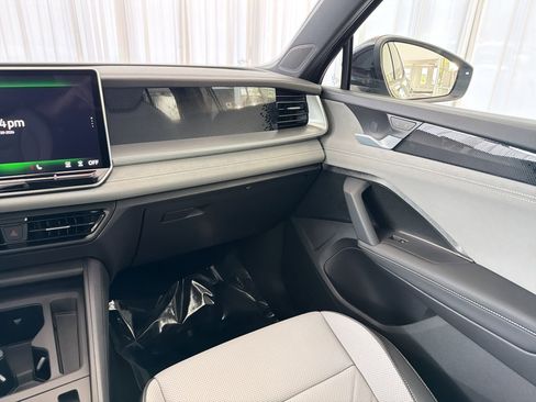 New 2026 Volkswagen Tiguan SE R-Line FWD image 28