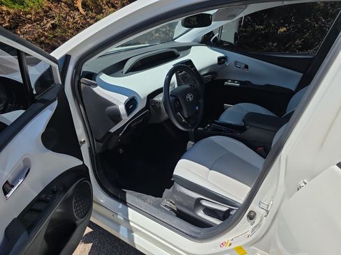 Used 2019 Toyota Prius XLE AWD/4WD image 2