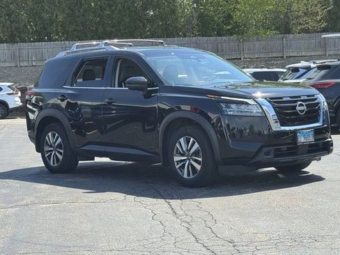 Used 2024 Nissan Pathfinder SL AWD/4WD image 2