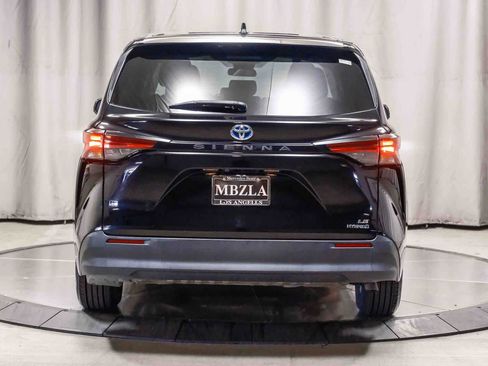 Used 2022 Toyota Sienna LE FWD image 3