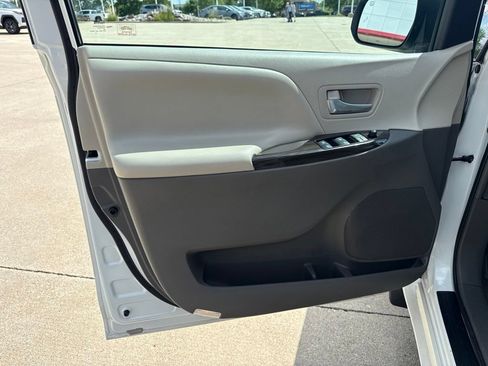 Used 2017 Toyota Sienna XLE w/ Protection Package FWD image 18