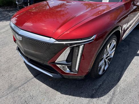 Used 2025 Cadillac Lyriq Luxury w/ LPO, Floor Liner Package AWD/4WD image 9