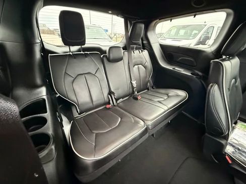 Used 2025 Chrysler Pacifica Limited FWD image 14